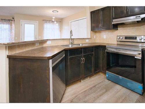 9221 Saddlebrook Drive Ne, Calgary, AB - Indoor Photo Showing Kitchen