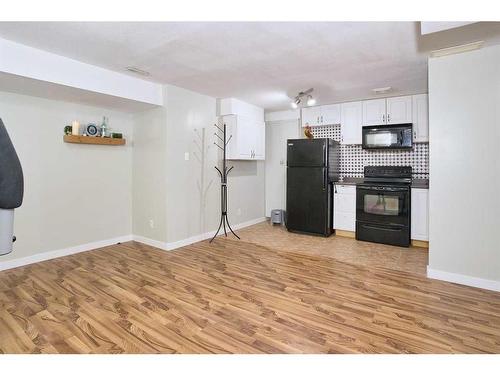 9221 Saddlebrook Drive Ne, Calgary, AB - Indoor Photo Showing Kitchen