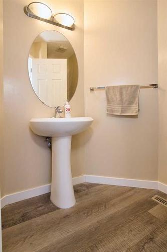 9221 Saddlebrook Drive Ne, Calgary, AB - Indoor Photo Showing Bathroom