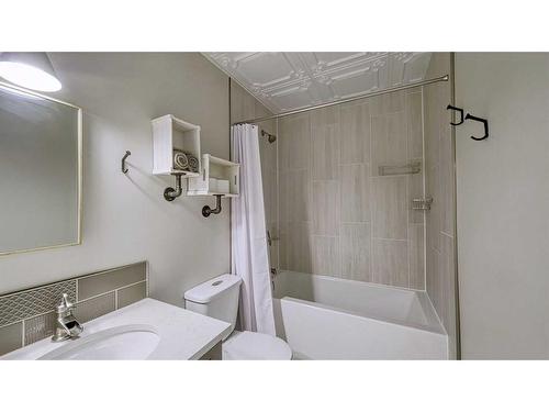 16 Macewan Place, Carstairs, AB - Indoor Photo Showing Bathroom