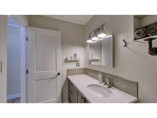 16 Macewan Place, Carstairs, AB - Indoor Photo Showing Bathroom