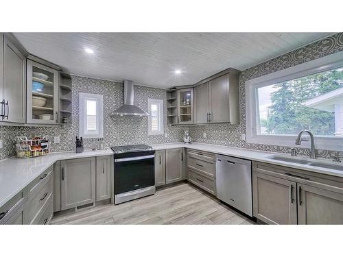 16 Macewan Place, Carstairs, AB - Indoor Photo Showing Kitchen With Double Sink With Upgraded Kitchen