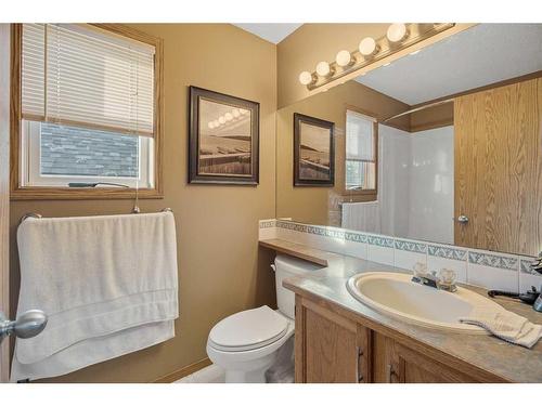 151 Somercrest Gardens Sw, Calgary, AB - Indoor Photo Showing Bathroom