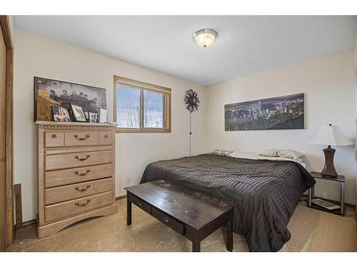 151 Somercrest Gardens Sw, Calgary, AB - Indoor Photo Showing Bedroom