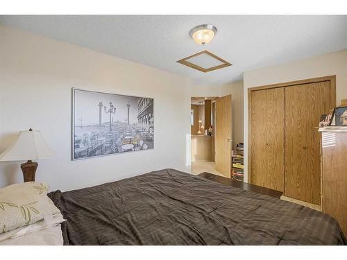 151 Somercrest Gardens Sw, Calgary, AB - Indoor Photo Showing Bedroom