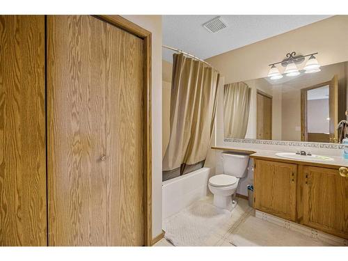 151 Somercrest Gardens Sw, Calgary, AB - Indoor Photo Showing Bathroom