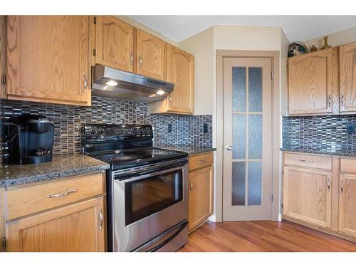 151 Somercrest Gardens Sw, Calgary, AB - Indoor Photo Showing Kitchen