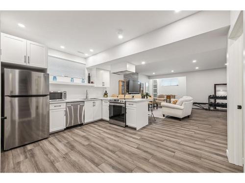 132 Walcrest View Se, Calgary, AB - Indoor Photo Showing Kitchen