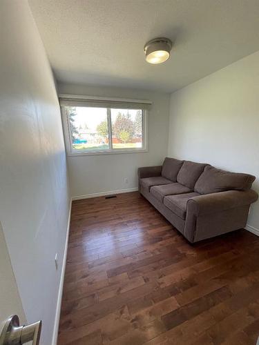 1401-2520 Palliser Drive Sw, Calgary, AB - Indoor Photo Showing Living Room