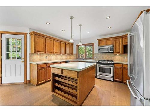 123 Coach Light Bay Sw, Calgary, AB - Indoor Photo Showing Kitchen