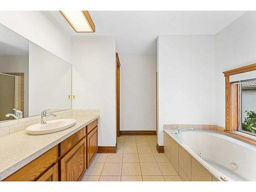 123 Coach Light Bay Sw, Calgary, AB - Indoor Photo Showing Bathroom