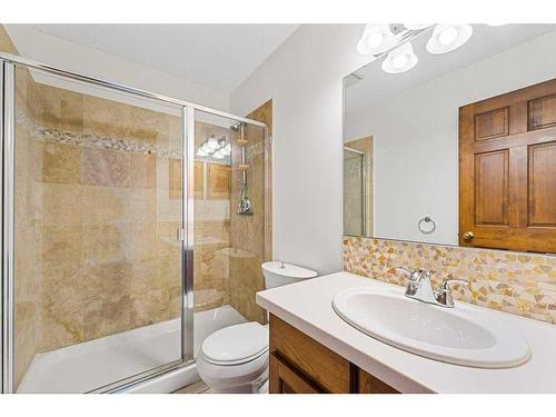 123 Coach Light Bay Sw, Calgary, AB - Indoor Photo Showing Bathroom