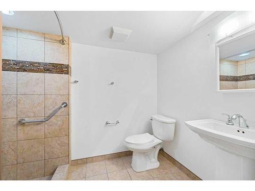 123 Coach Light Bay Sw, Calgary, AB - Indoor Photo Showing Bathroom