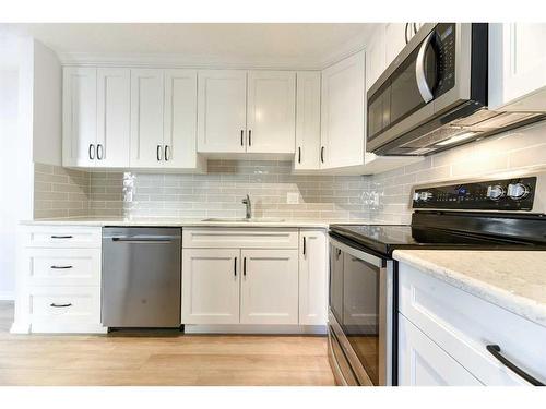 33-11333 30 Street Sw, Calgary, AB - Indoor Photo Showing Kitchen With Stainless Steel Kitchen With Upgraded Kitchen