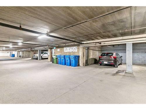 303-128 15 Avenue Sw, Calgary, AB - Indoor Photo Showing Garage