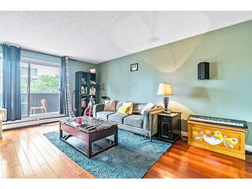 303-128 15 Avenue Sw, Calgary, AB - Indoor Photo Showing Living Room