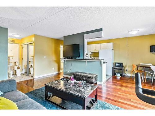 303-128 15 Avenue Sw, Calgary, AB - Indoor Photo Showing Living Room