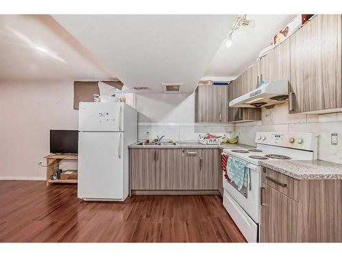 434 Saddlecreek Way Ne, Calgary, AB - Indoor Photo Showing Kitchen