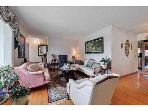 7035 Huntercrest Road Nw, Calgary, AB - Indoor Photo Showing Living Room