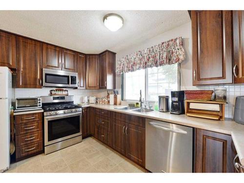 7035 Huntercrest Road Nw, Calgary, AB - Indoor Photo Showing Kitchen With Double Sink