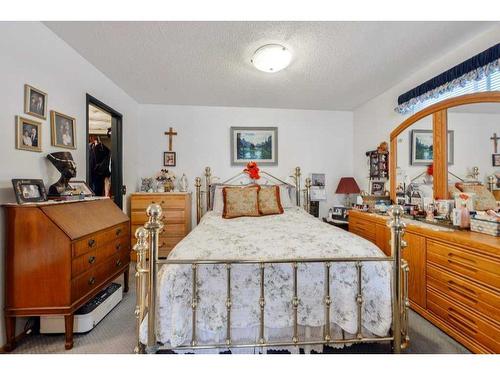 7035 Huntercrest Road Nw, Calgary, AB - Indoor Photo Showing Bedroom