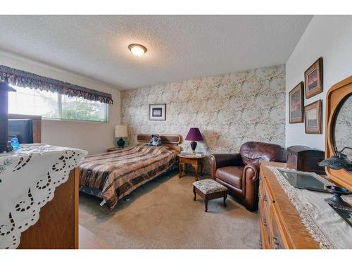 7035 Huntercrest Road Nw, Calgary, AB - Indoor Photo Showing Bedroom