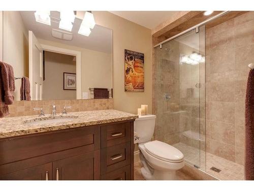 2811 12 Avenue Nw, Calgary, AB - Indoor Photo Showing Bathroom