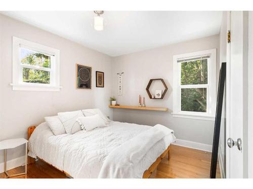 1925 12 Avenue Sw, Calgary, AB - Indoor Photo Showing Bedroom