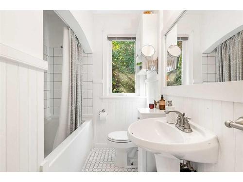 1925 12 Avenue Sw, Calgary, AB - Indoor Photo Showing Bathroom