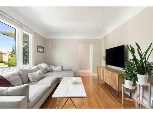 1925 12 Avenue Sw, Calgary, AB - Indoor Photo Showing Living Room