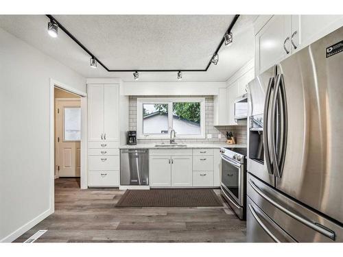 1436 Lake Ontario Drive Se, Calgary, AB - Indoor Photo Showing Kitchen