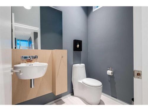 2036 31 Avenue Sw, Calgary, AB - Indoor Photo Showing Bathroom