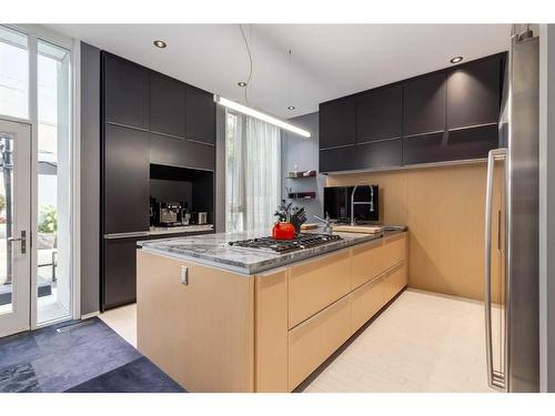 2036 31 Avenue Sw, Calgary, AB - Indoor Photo Showing Kitchen