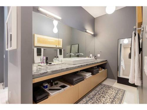 2036 31 Avenue Sw, Calgary, AB - Indoor Photo Showing Bathroom