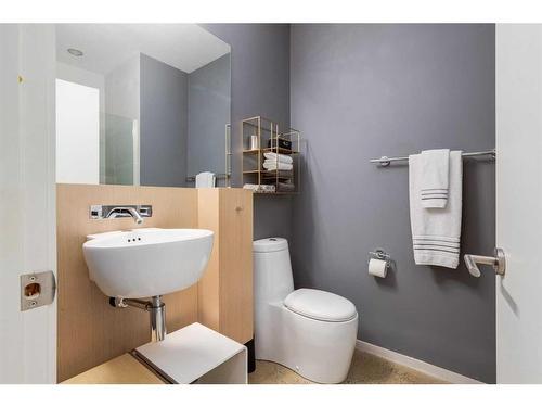 2036 31 Avenue Sw, Calgary, AB - Indoor Photo Showing Bathroom