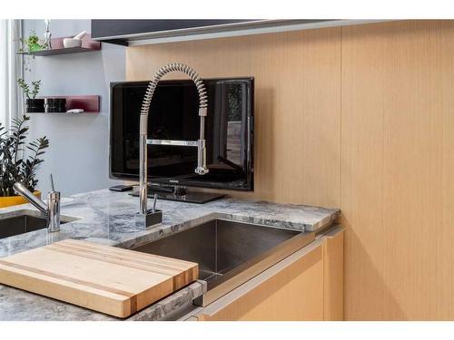 2036 31 Avenue Sw, Calgary, AB - Indoor Photo Showing Kitchen