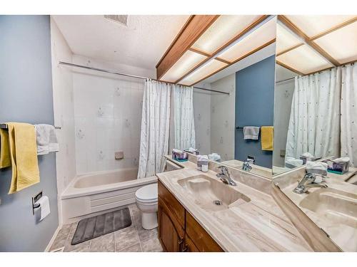 64 Santana Hill Nw, Calgary, AB - Indoor Photo Showing Bathroom