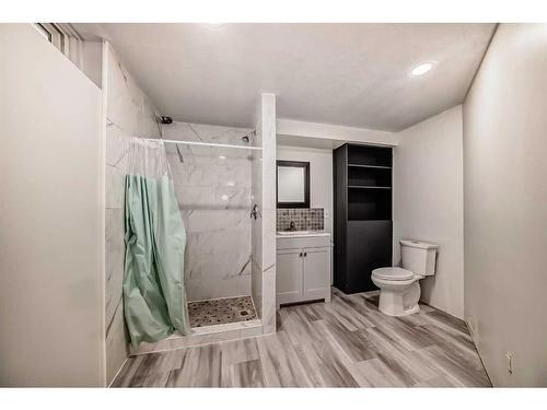 64 Santana Hill Nw, Calgary, AB - Indoor Photo Showing Bathroom