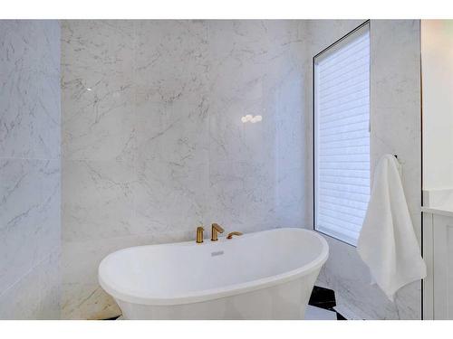 1907 Broadview Road Nw, Calgary, AB - Indoor Photo Showing Bathroom