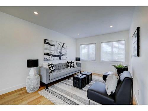 1907 Broadview Road Nw, Calgary, AB - Indoor Photo Showing Living Room