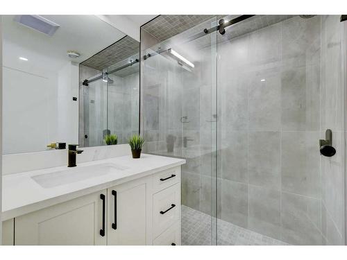 1907 Broadview Road Nw, Calgary, AB - Indoor Photo Showing Bathroom