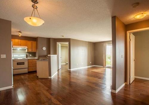 1405-17 Country Village Bay Ne, Calgary, AB - Indoor Photo Showing Kitchen