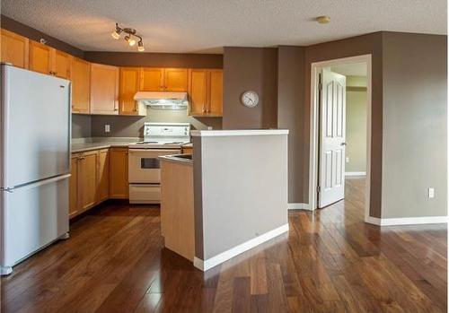 1405-17 Country Village Bay Ne, Calgary, AB - Indoor Photo Showing Kitchen