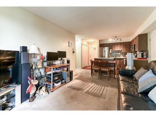 143-1717 60 Street Se, Calgary, AB - Indoor Photo Showing Living Room