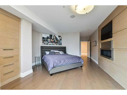 2102-683 10 Street Sw, Calgary, AB - Indoor Photo Showing Bedroom