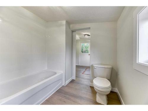 223 Royal Avenue, Diamond Valley, AB - Indoor Photo Showing Bathroom