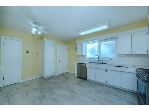 2403 54 Avenue Sw, Calgary, AB - Indoor Photo Showing Kitchen