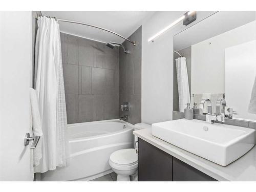 404-414 Meredith Road Ne, Calgary, AB - Indoor Photo Showing Bathroom