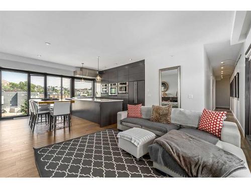 404-414 Meredith Road Ne, Calgary, AB - Indoor Photo Showing Living Room