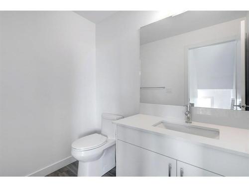 50 Na'A Heights Sw, Calgary, AB - Indoor Photo Showing Bathroom